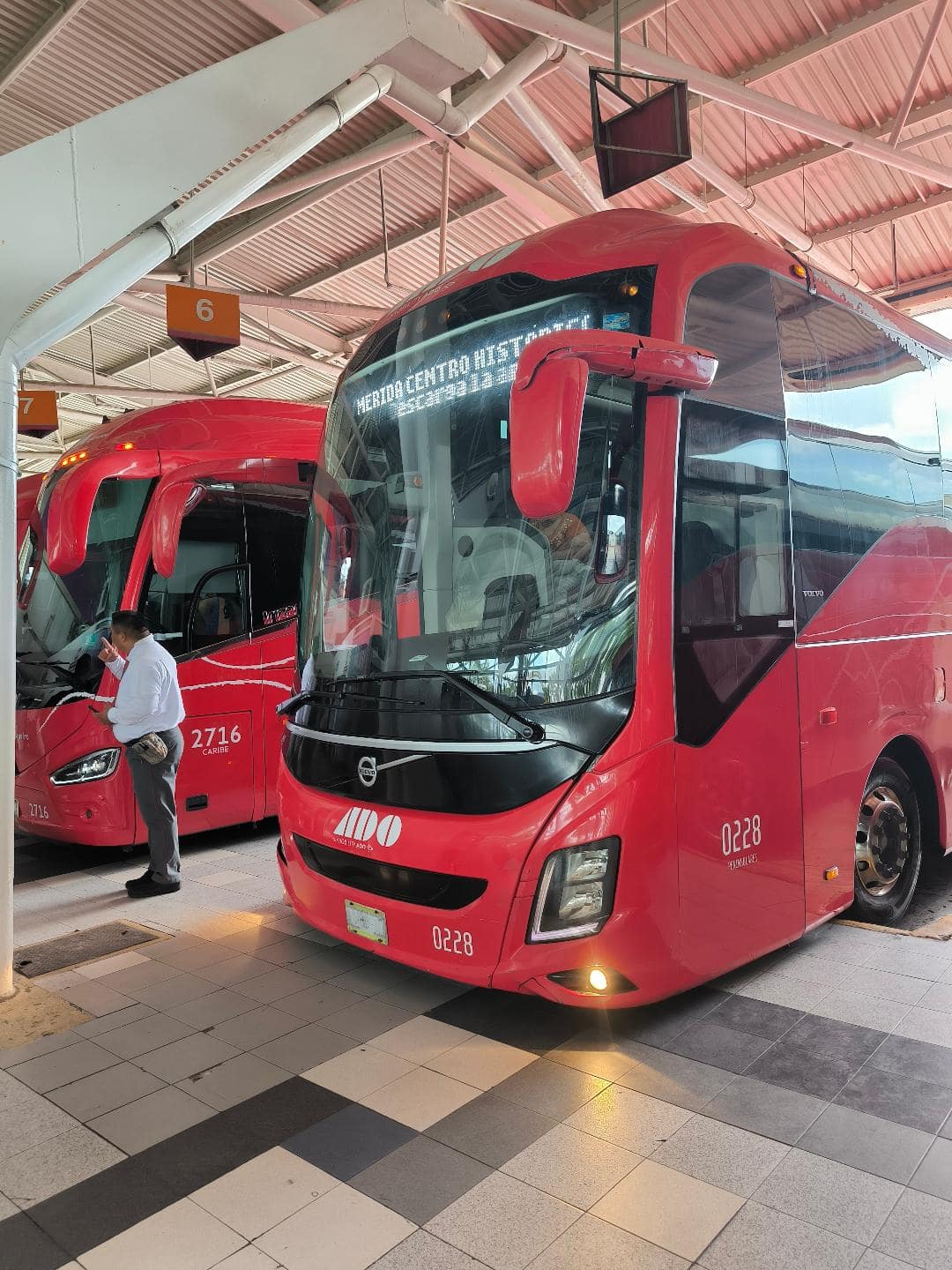 Červený autobus od spoločnosti ADO.