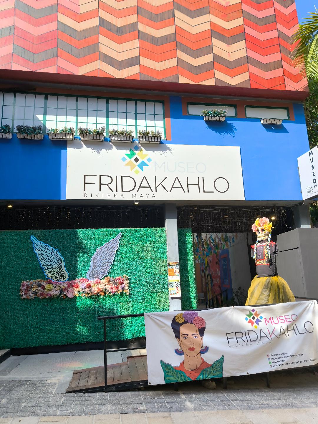 Múzeum Frida Kahlo. Je na ňom vyobrazená mexická umelkyňa Frida.