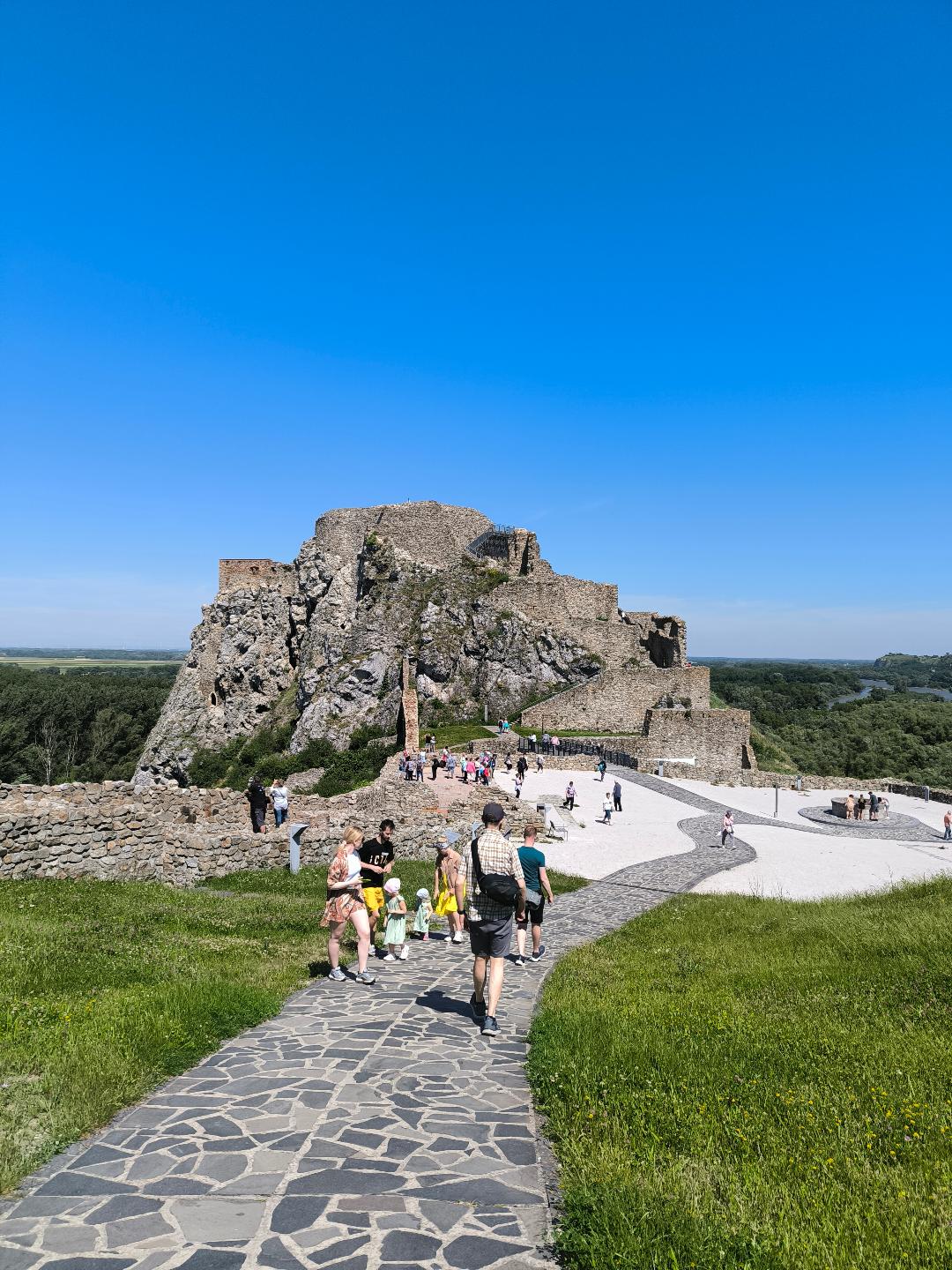 Pohľad na ruiny niekdajšieho hradu.