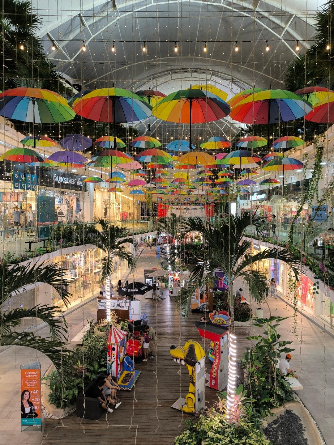Zo strechy nákupného centra visia farebné dáždniky.
