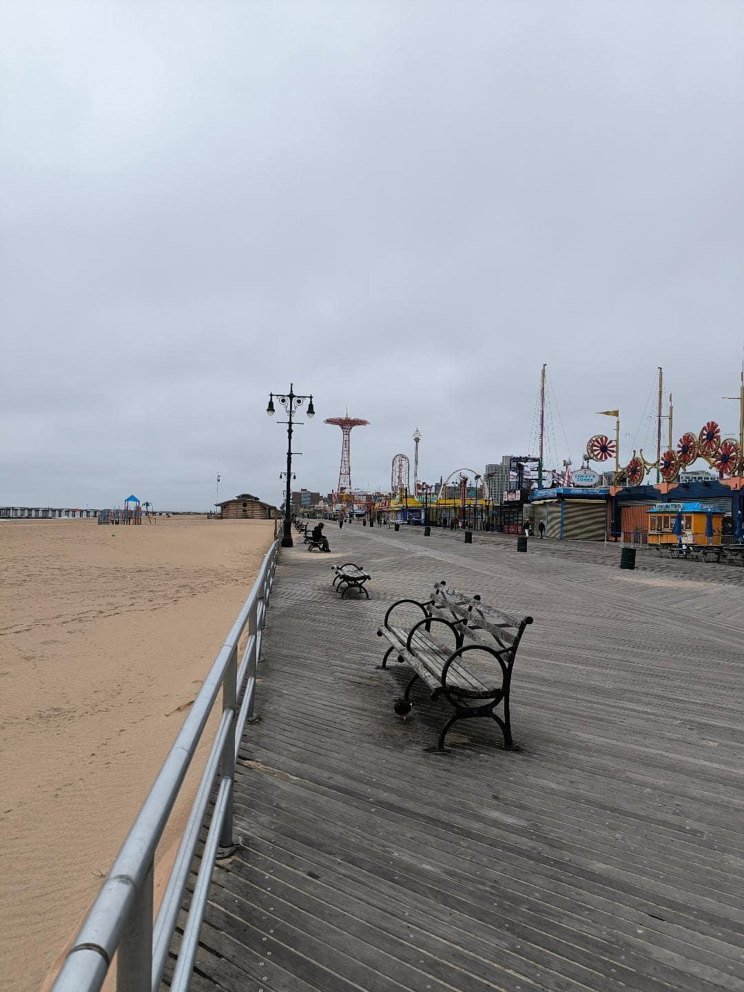 Pláž a promenáda na Coney Island.