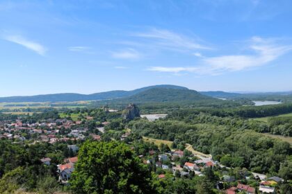 Panoramatický výhľad na Hrad Devín a rieku Morava.