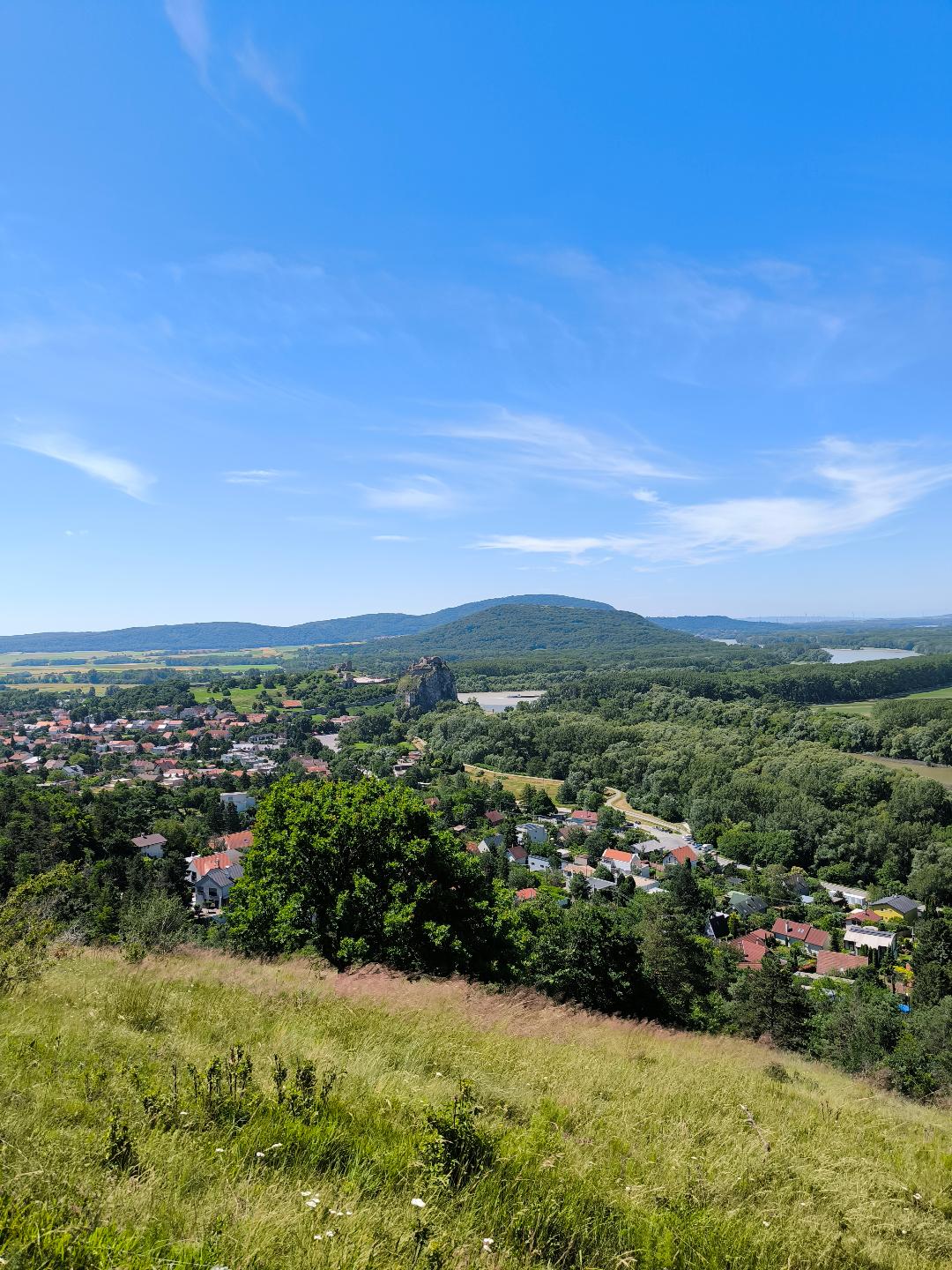 Panoramatický výhľad na Hrad Devín a rieku Morava.