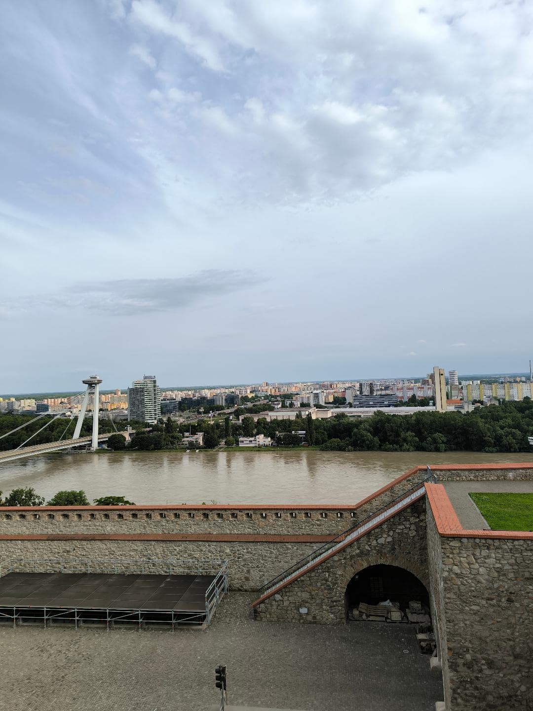 Pohľad na rieku Dunaj a most z Bratislavského hradu.