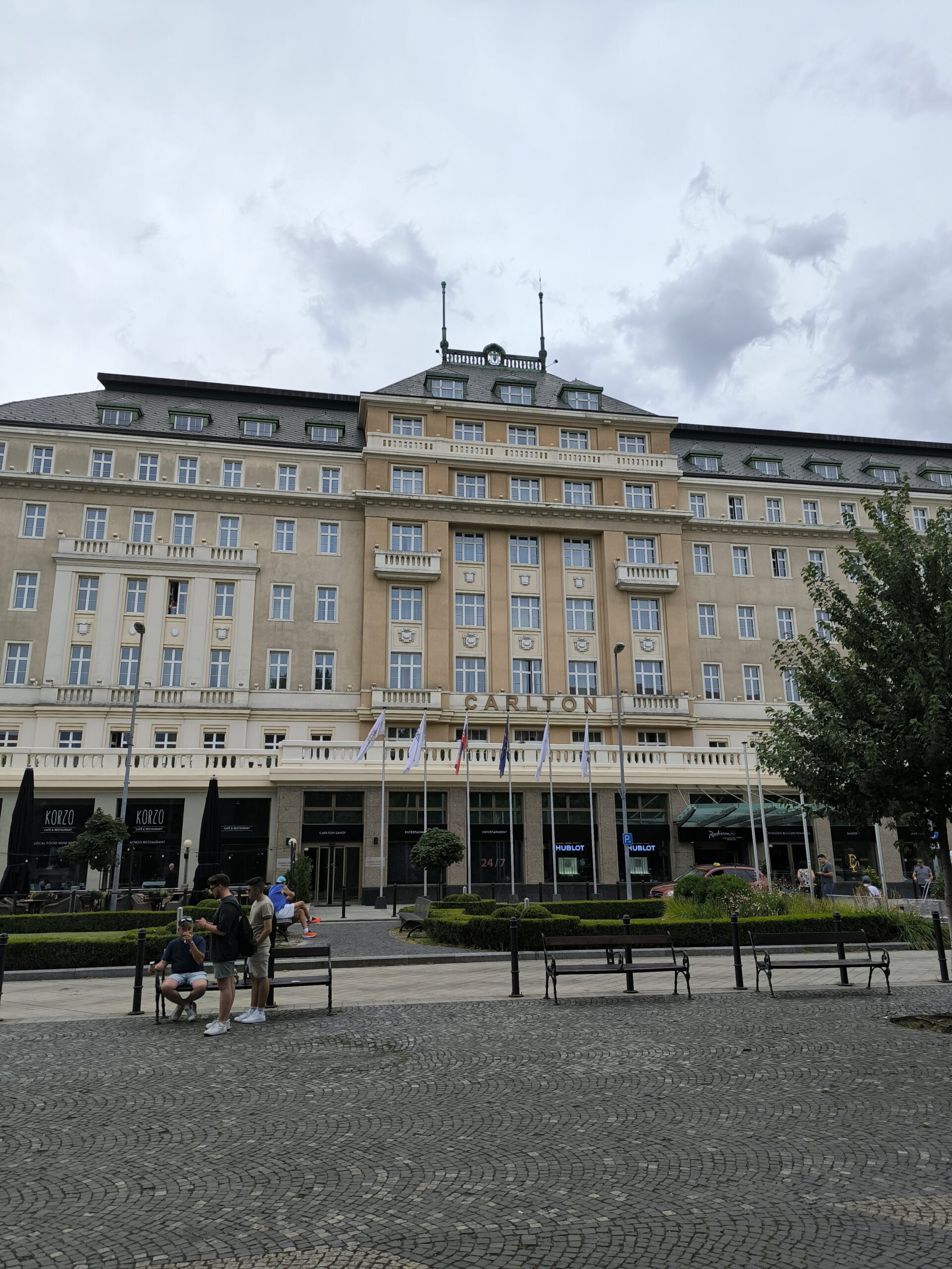 Veľký béžový luxusný hotel Carlton.