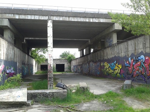 Vchod do opustenej metrovej stanice. 