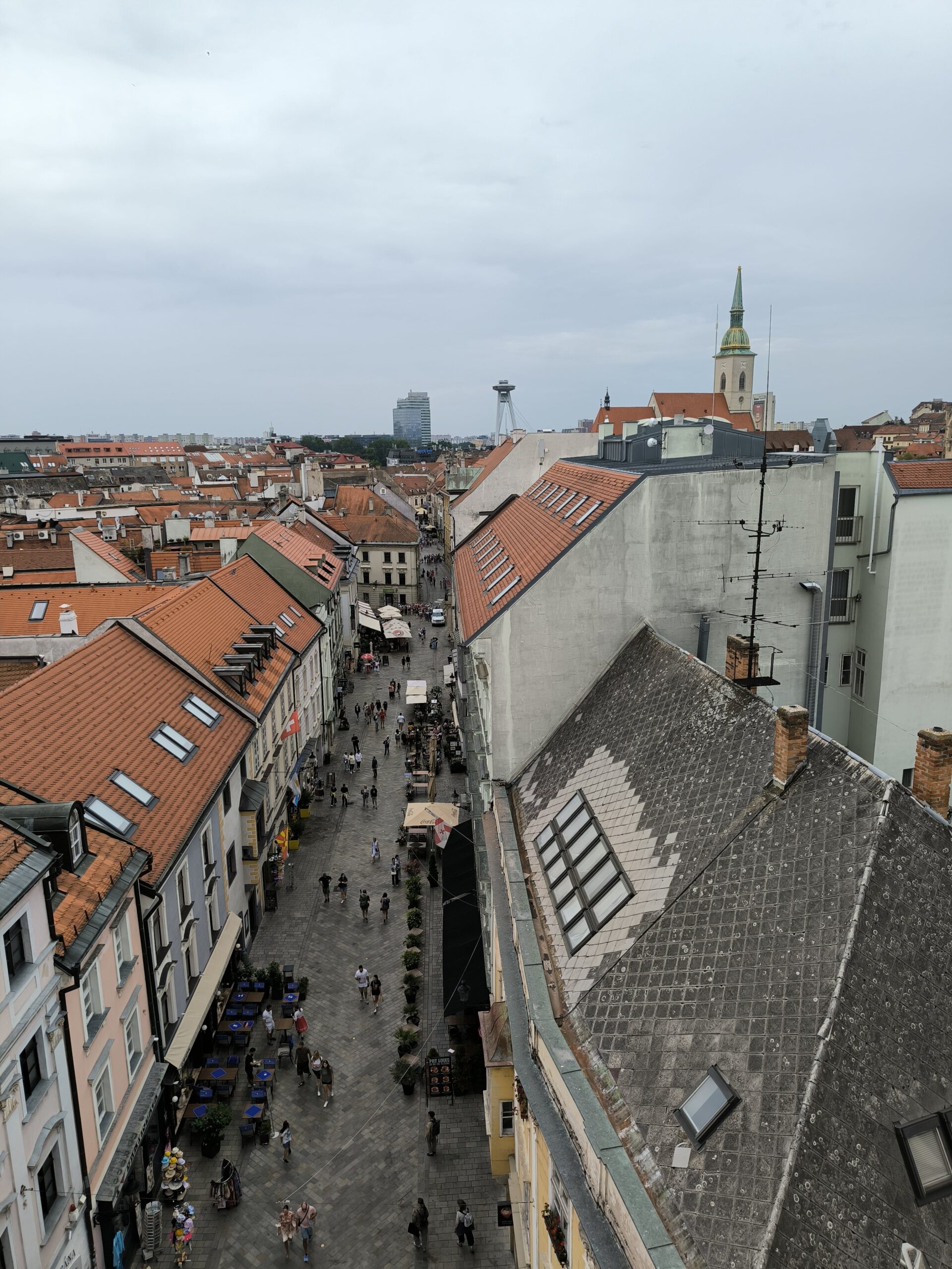 Panoramatický výhľad z Michalskej veže na ulicu.