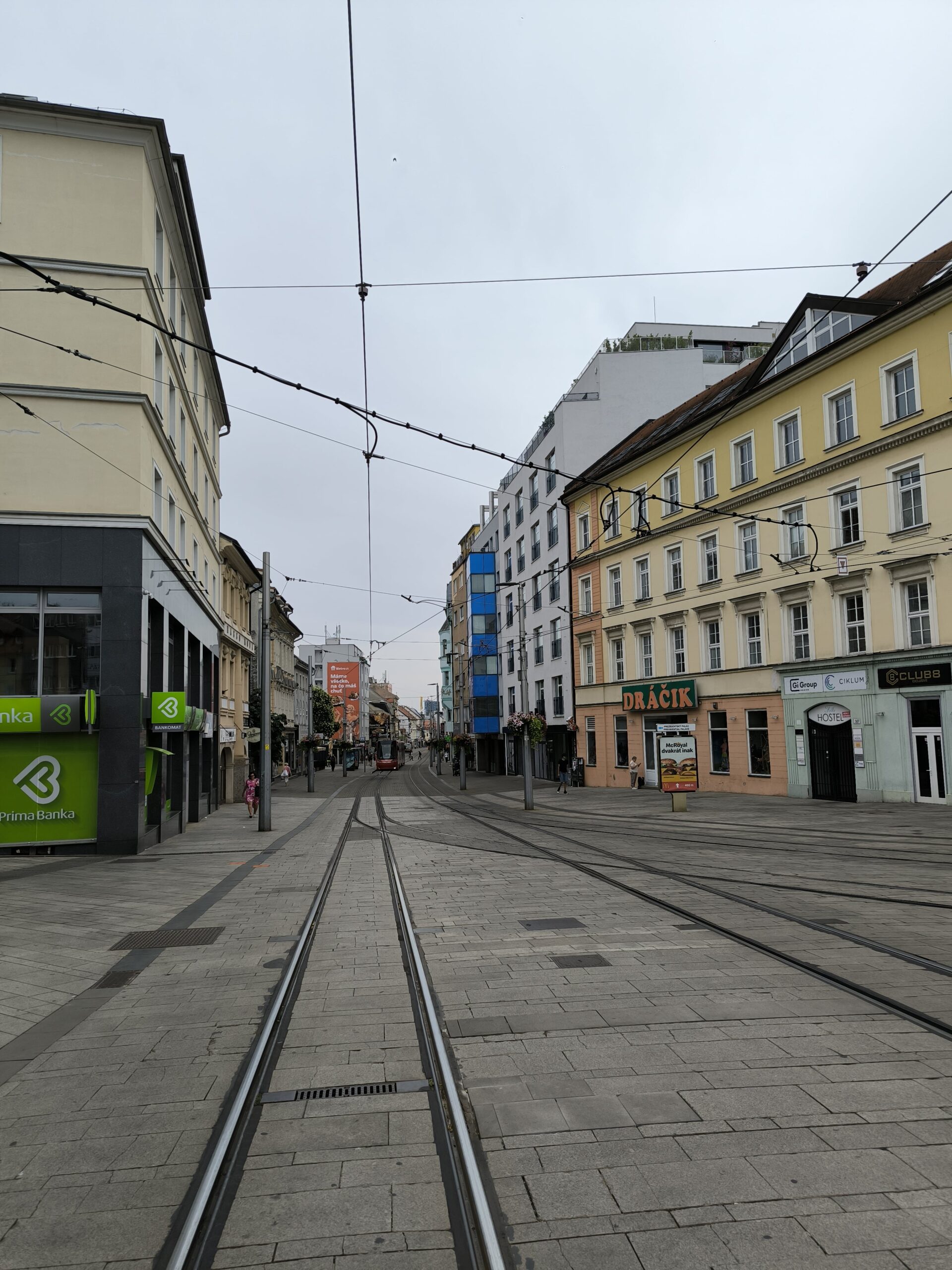 Stará ulica, ktorou prechádza električková trať.