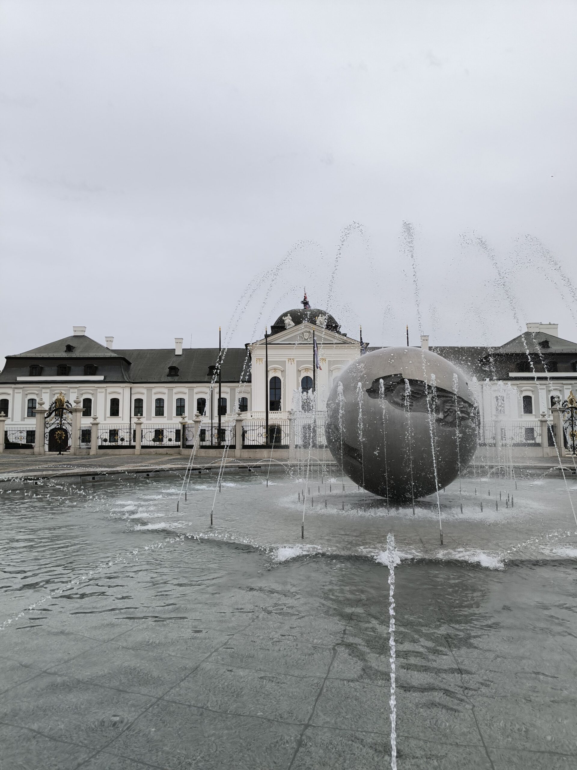 Fontána, za ktorou je veľká biela budova Prezidentského paláca.