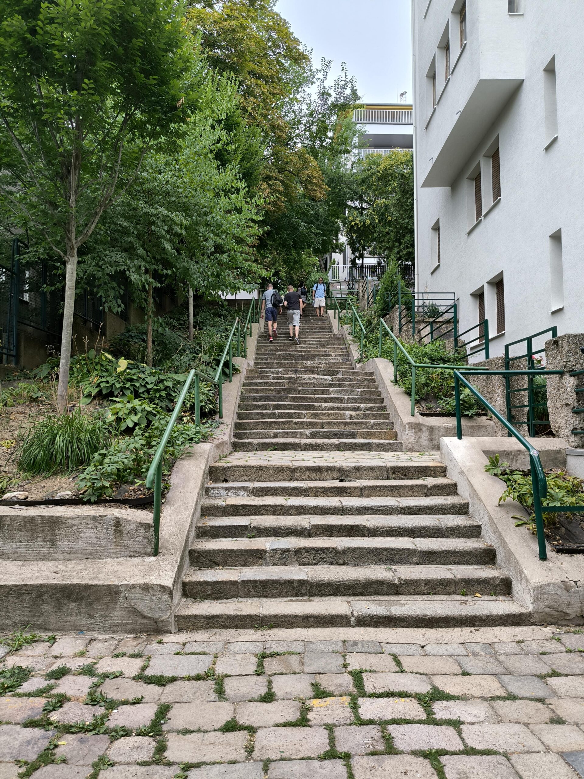 Veľmi dlhé kamenné schodisko.