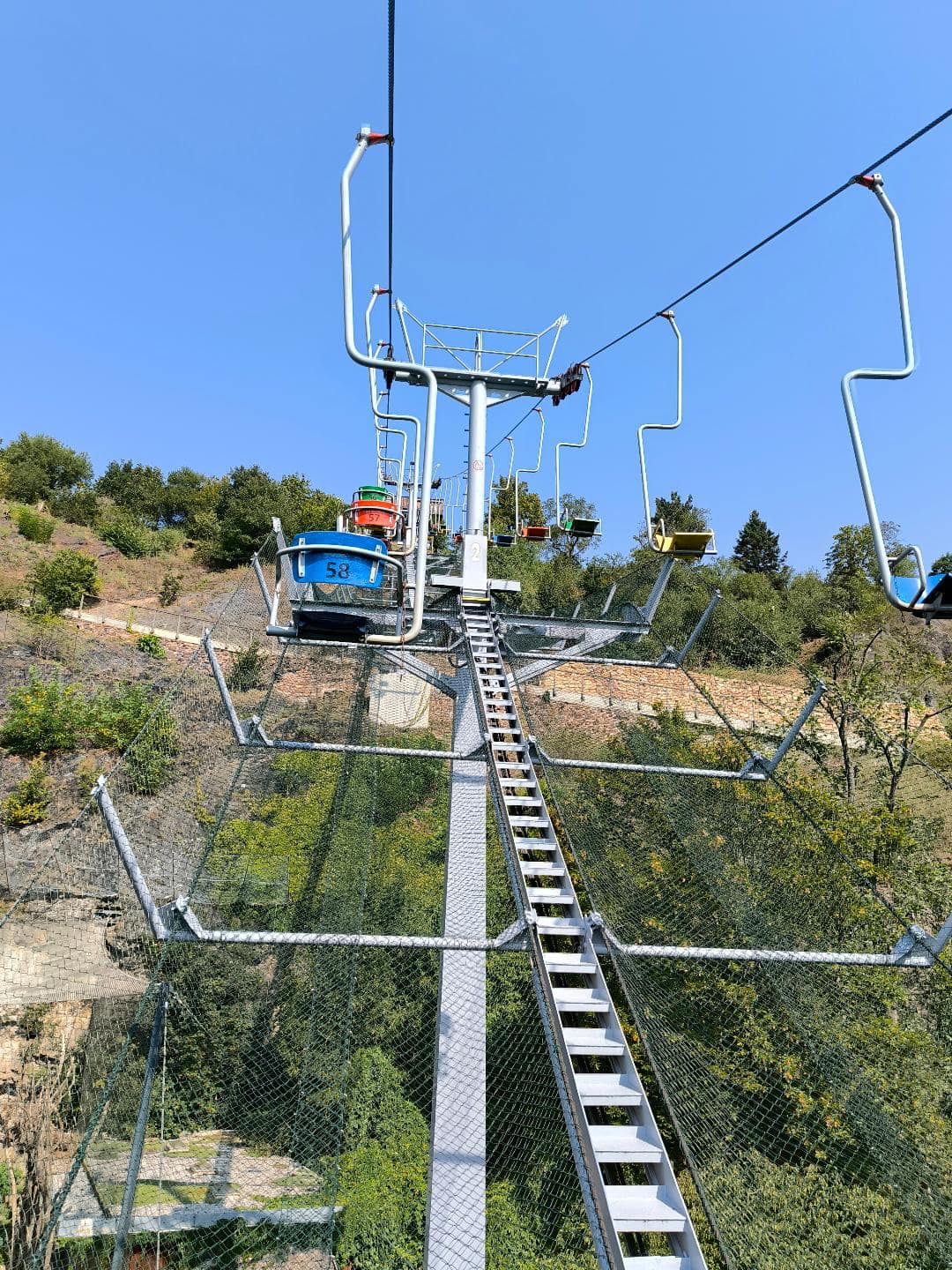 Sedačková lanová dráha v Pražskej ZOO.