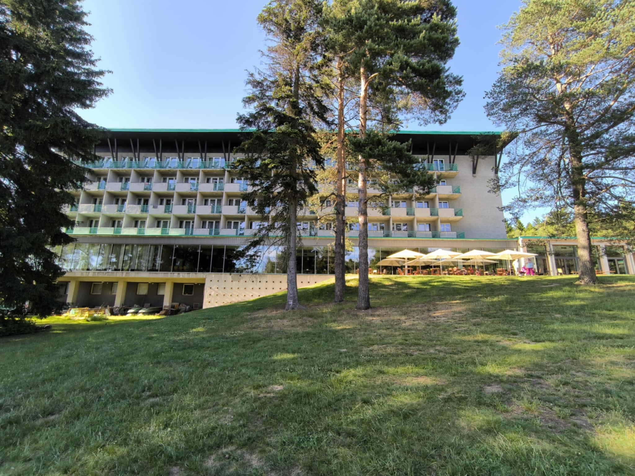 Pohľad na retro hotel v prírode.