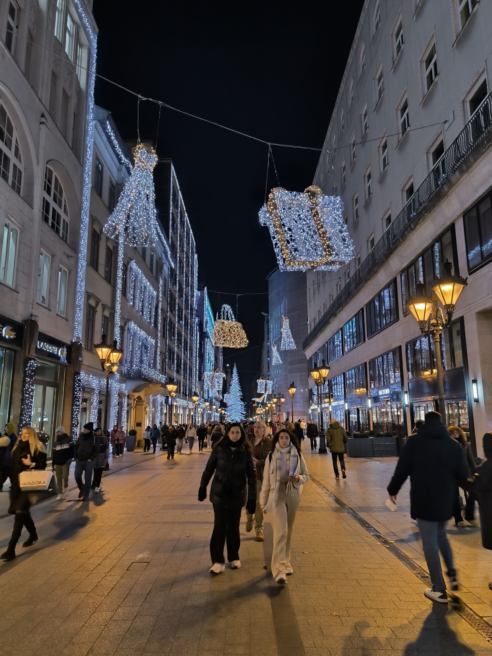 Ulica, ktorá je vysvietená vianočnou dekoráciou.