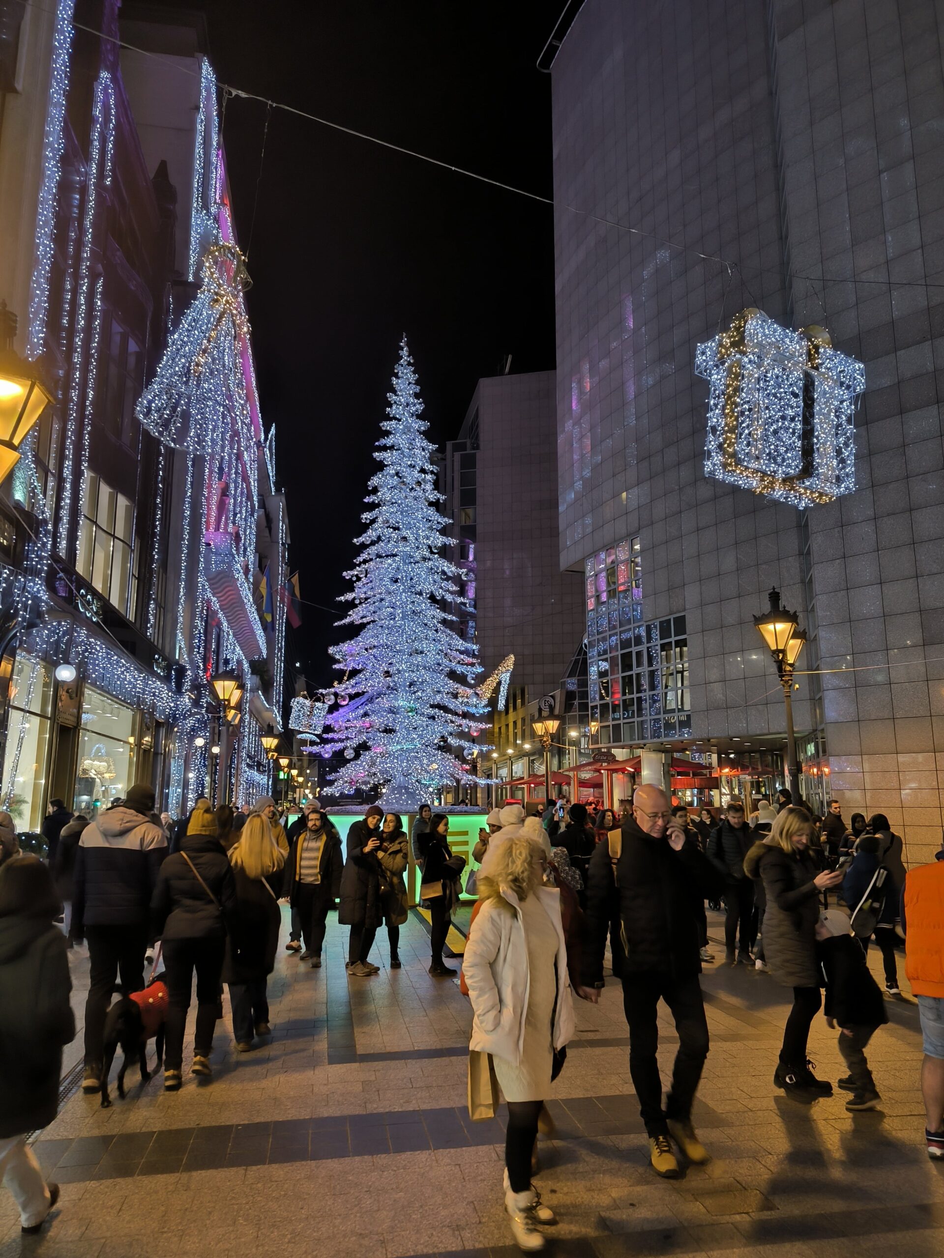 Ulica, ktorá je vysvietená vianočnou dekoráciou.