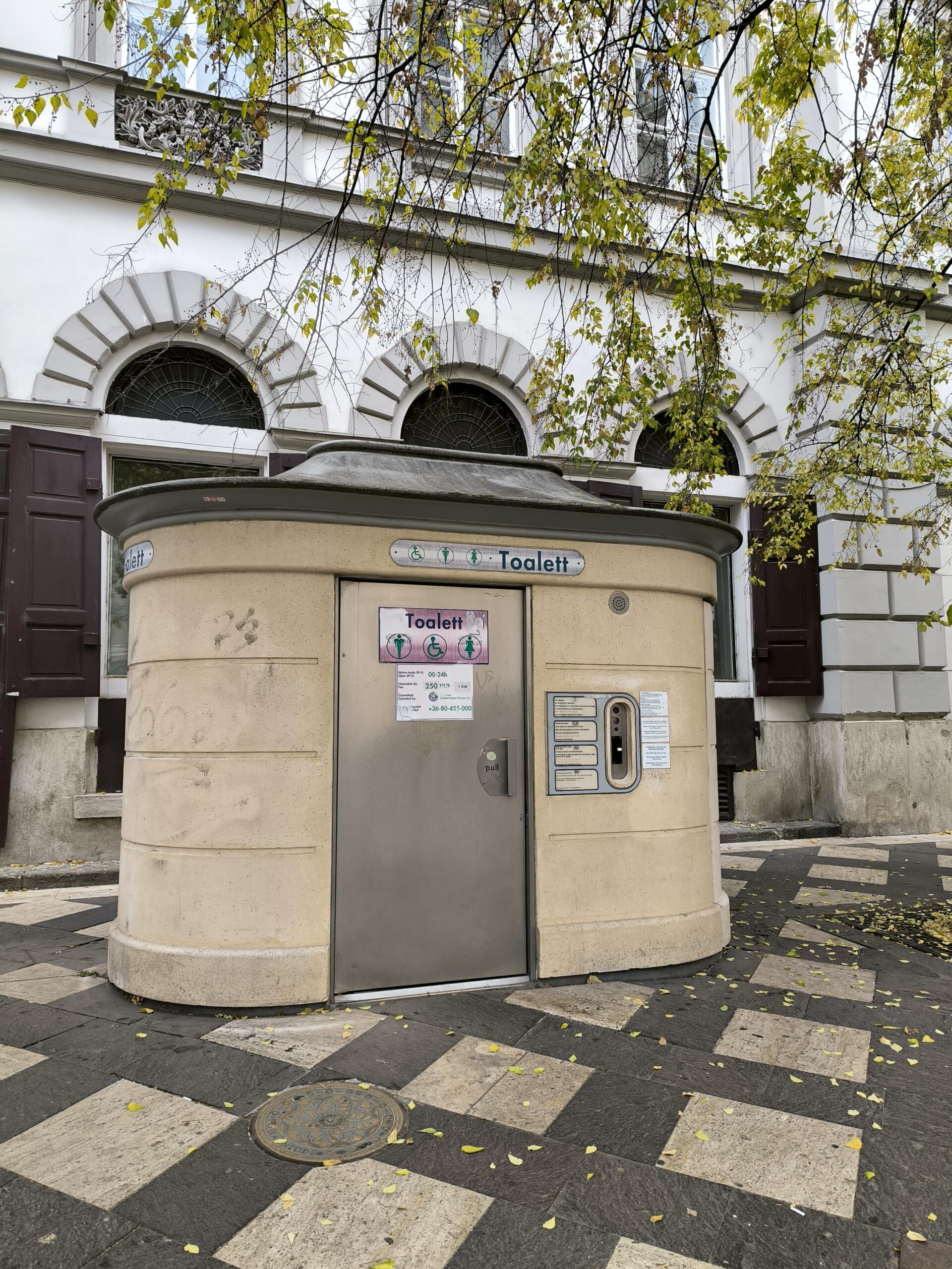 Verejné toalety v centre Budapešti.