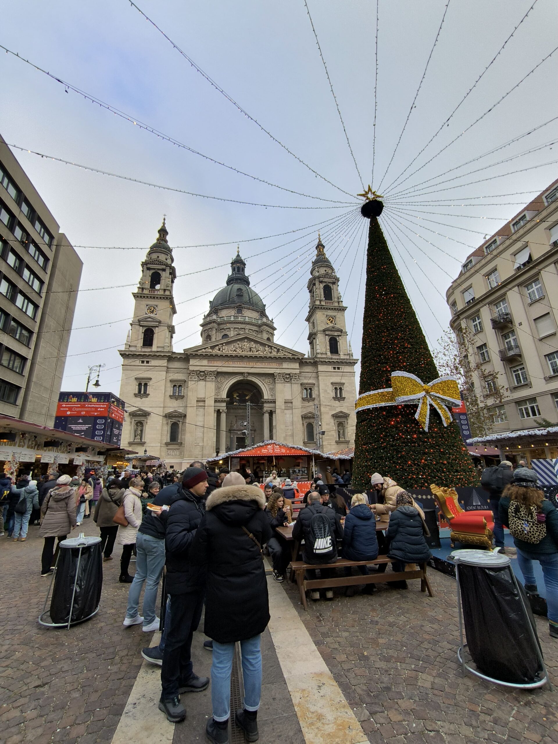 Vianočný stromček stojí pred vysokou bazilikou.