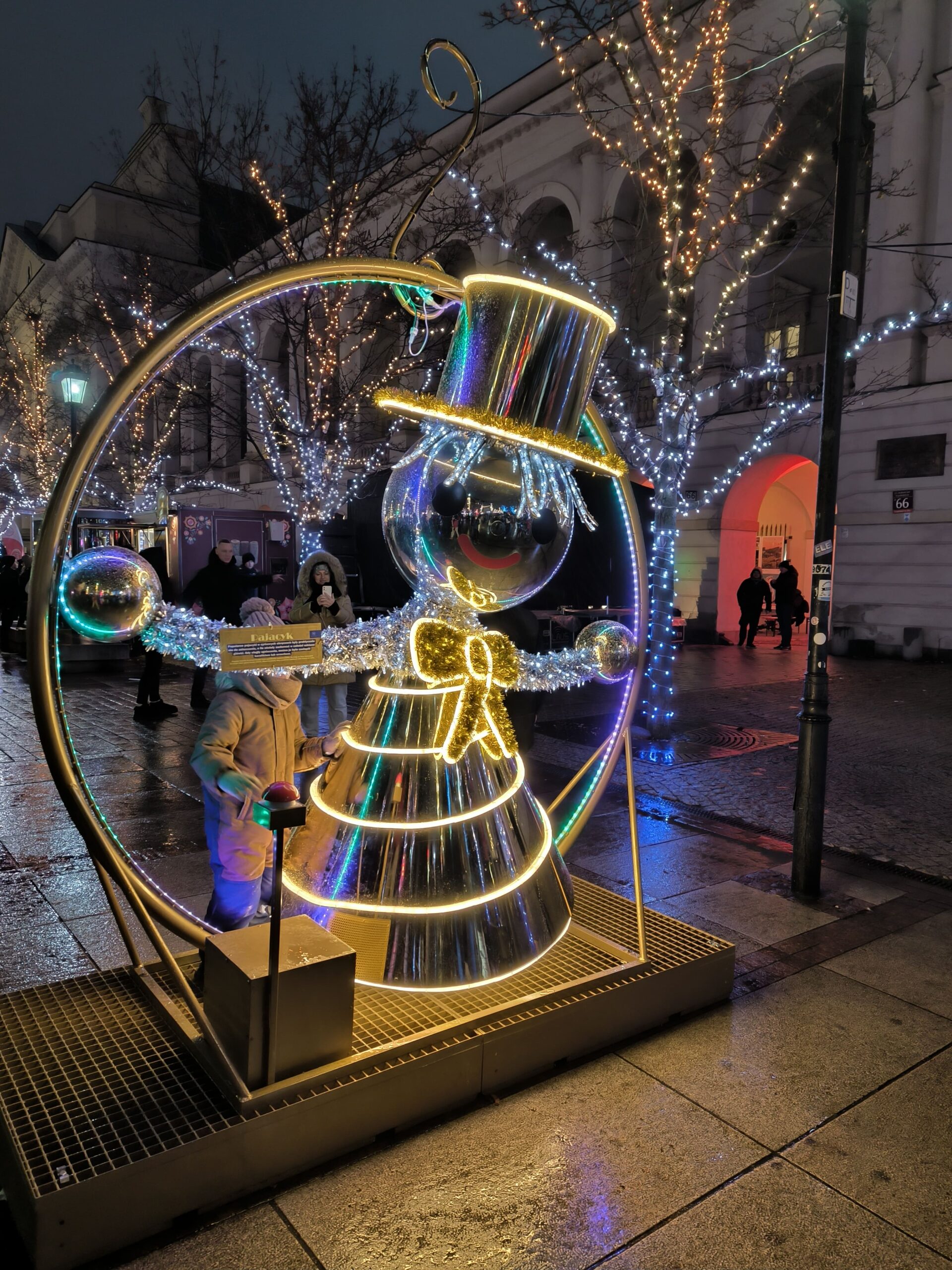 Ozdoba panáčika, na ktorom svietia žlté svetielka.